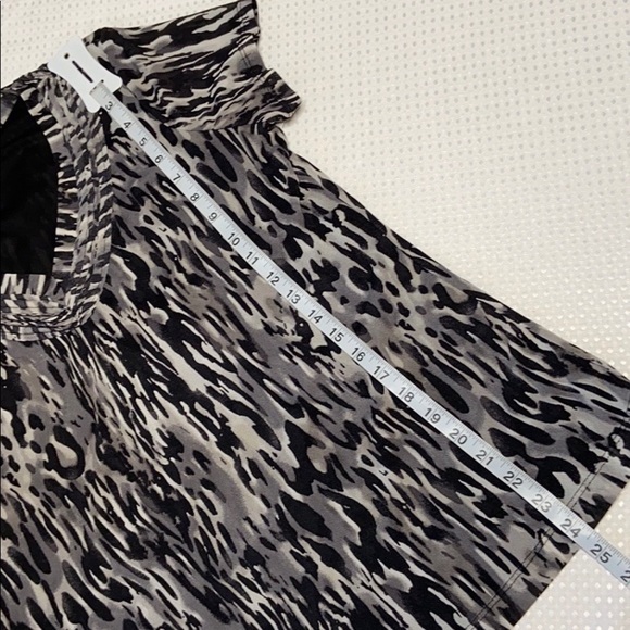 𝅺DANA Buchman Animal Print V Neck Top - Picture 6 of 7